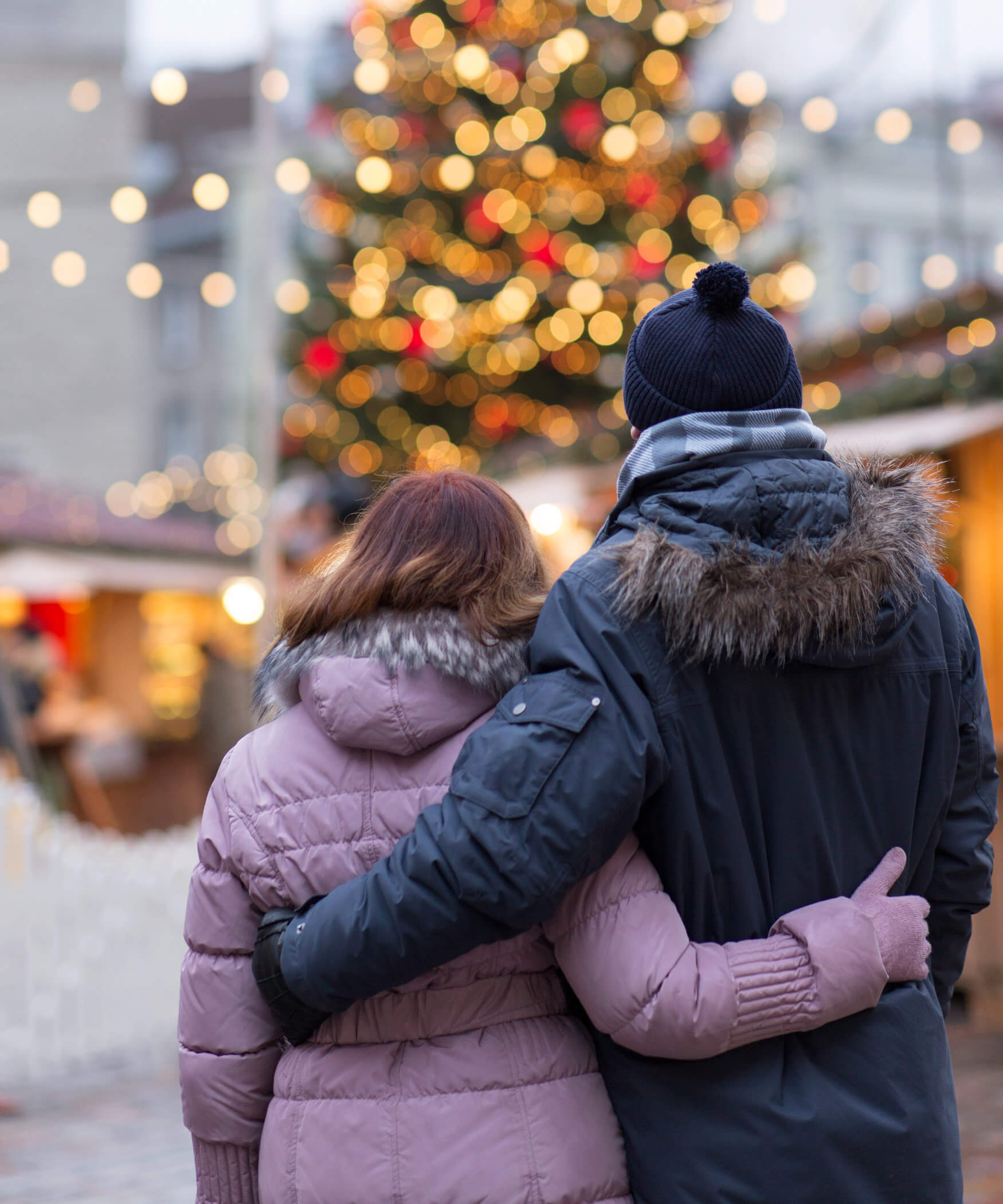 Paar auf dem Weihnachtsmarkt