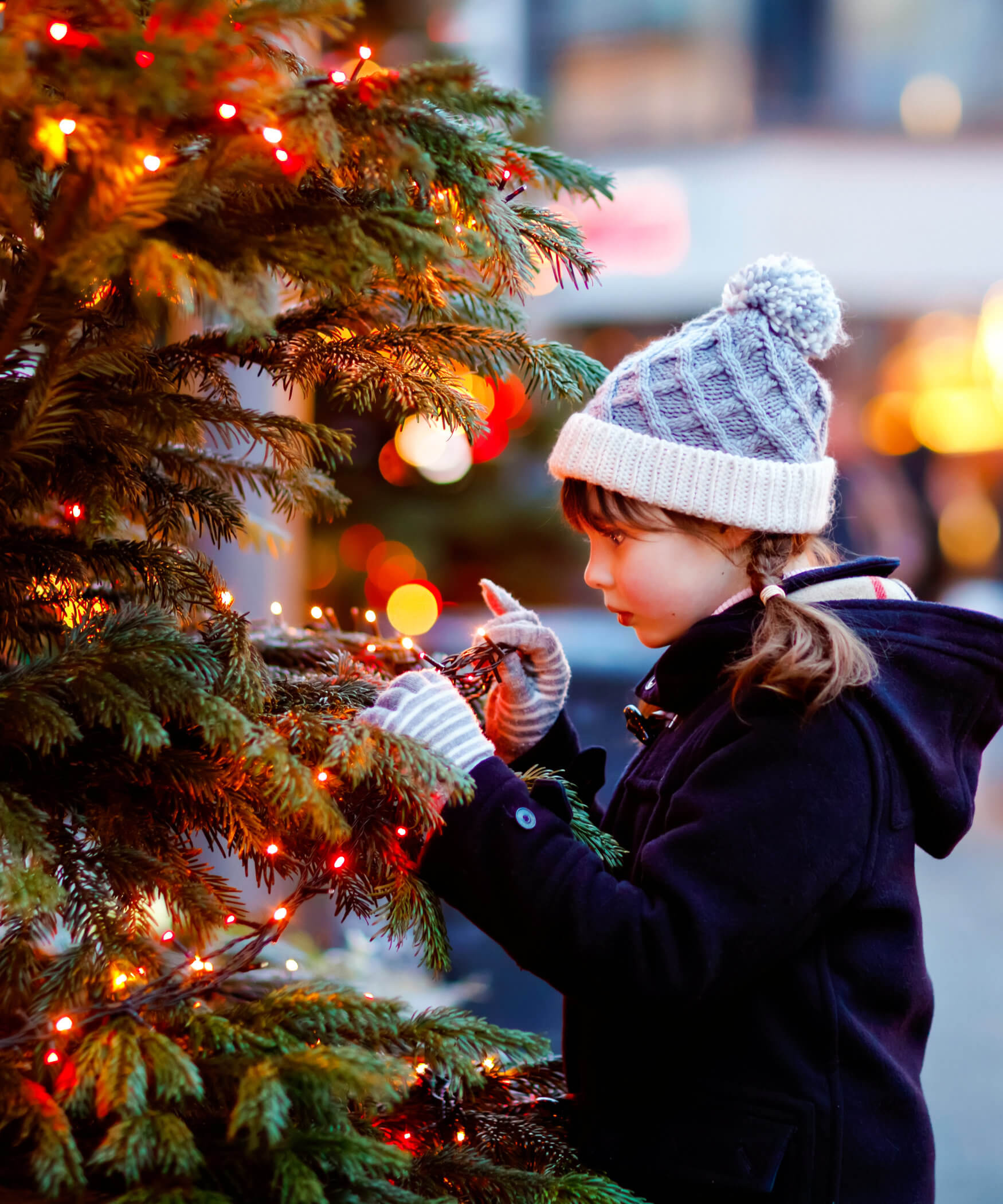Mädchen auf dem Weihnachtsmarkt