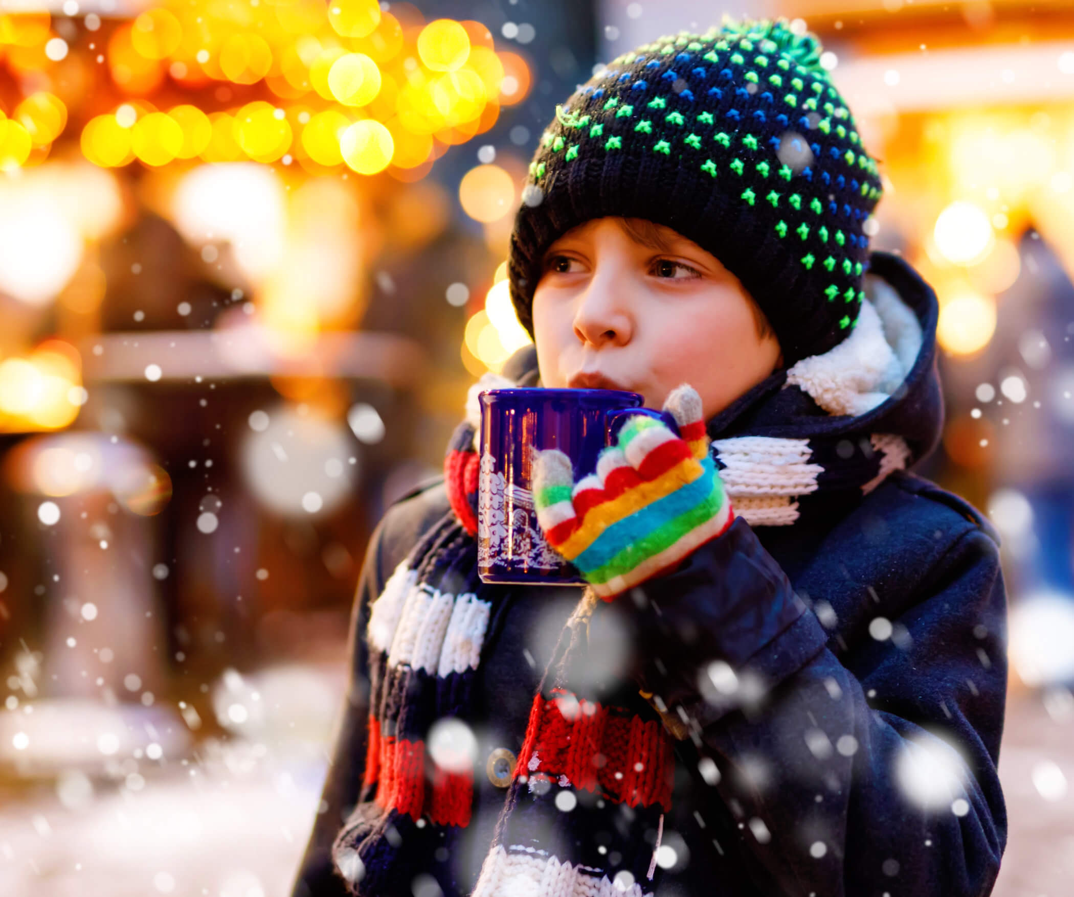 Weihnachtsmarkt Belluno Stadt - Kind trinkt Tee