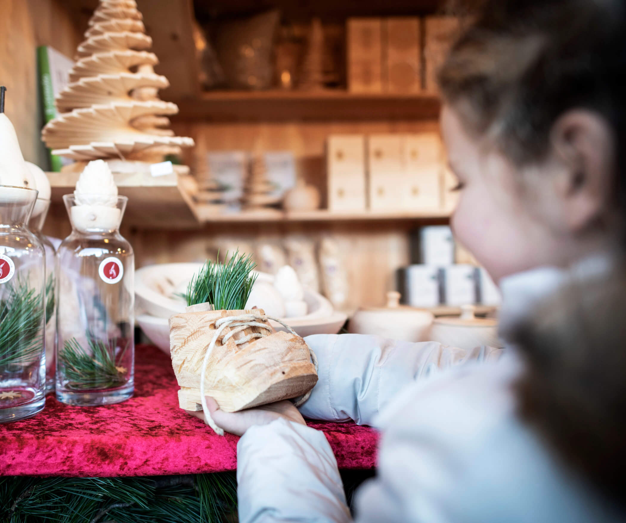Holzschnitzerei am Weihnachtsmarkt Bozen