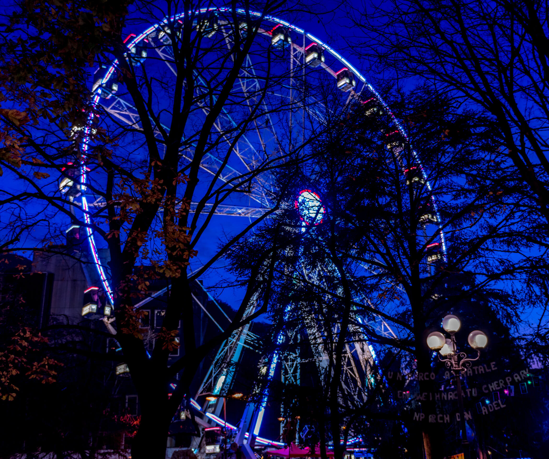 Riesenrad auf dem Weihnachtsmarkt in Bozen