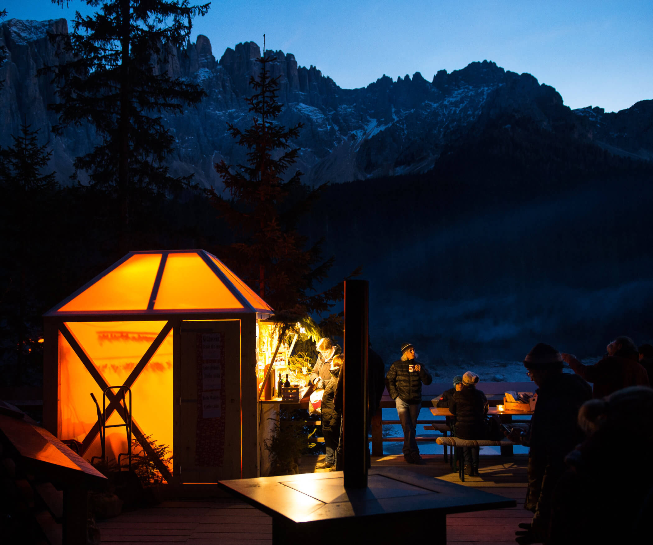 Weihnachtsmarkt Karer See am Abend