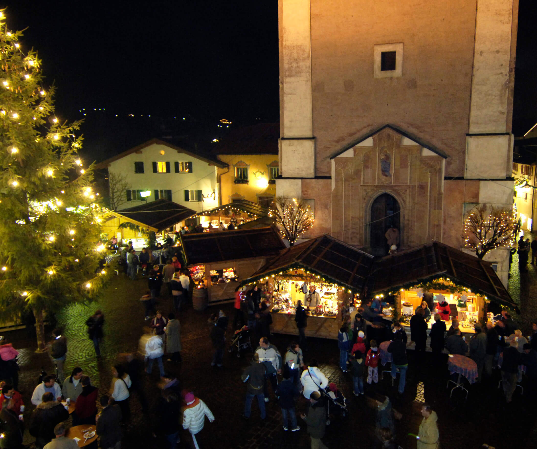 Weihnachtsmarkt Kastelruth am Abend