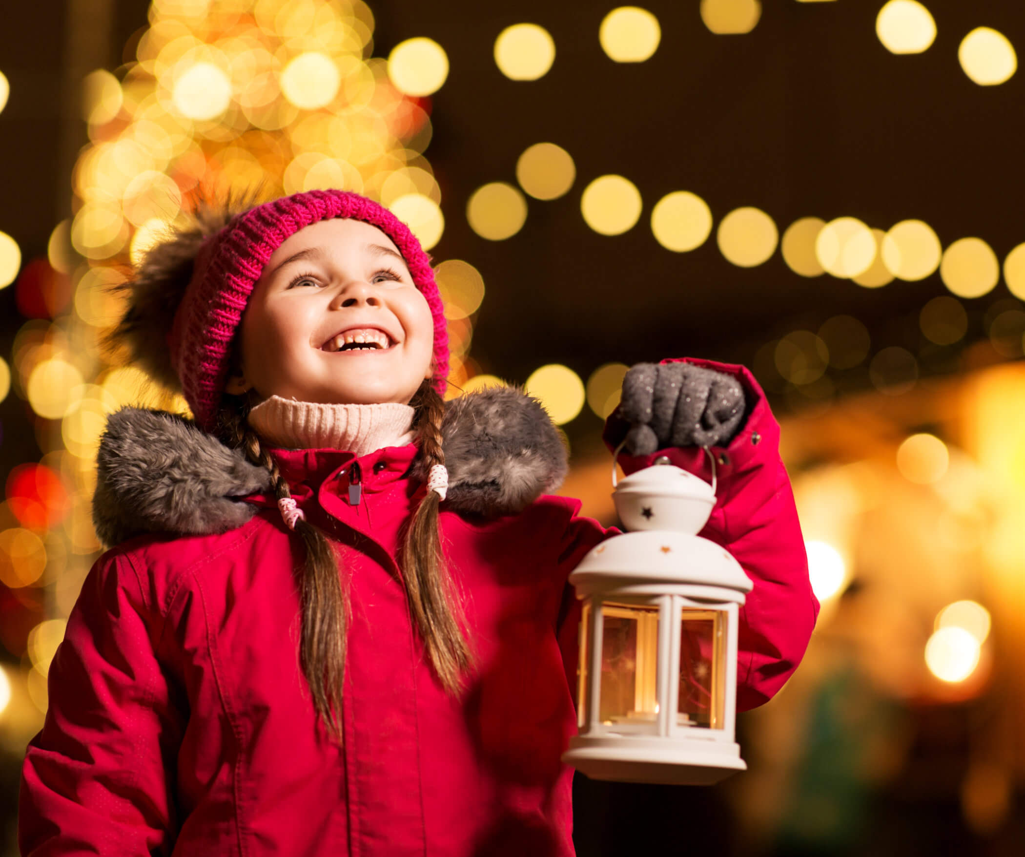 Mädchen mit einer Laterne - Weihnachtsmarkt Kastelruth
