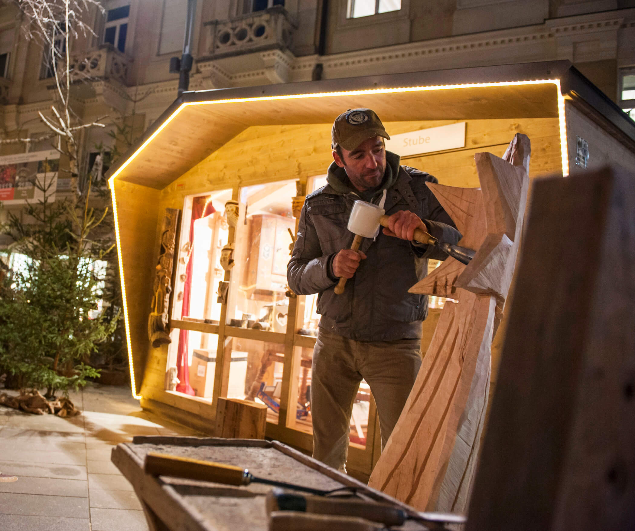 Holzschnitzerei auf dem Weihnachtsmarkt in Meran
