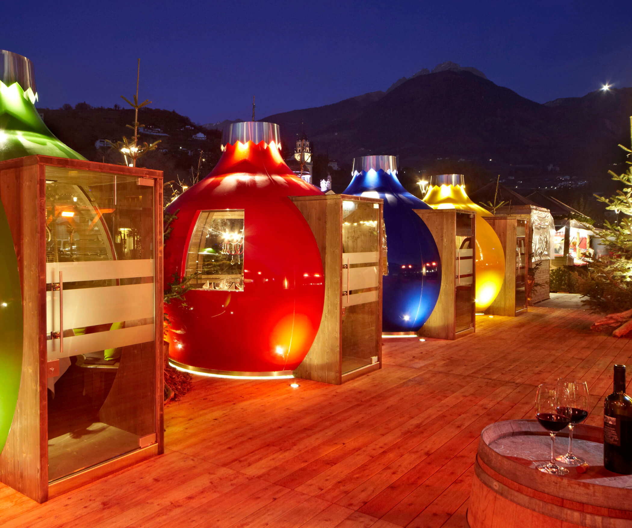 Weihnachtskugeln am Thermenplatz in Meran