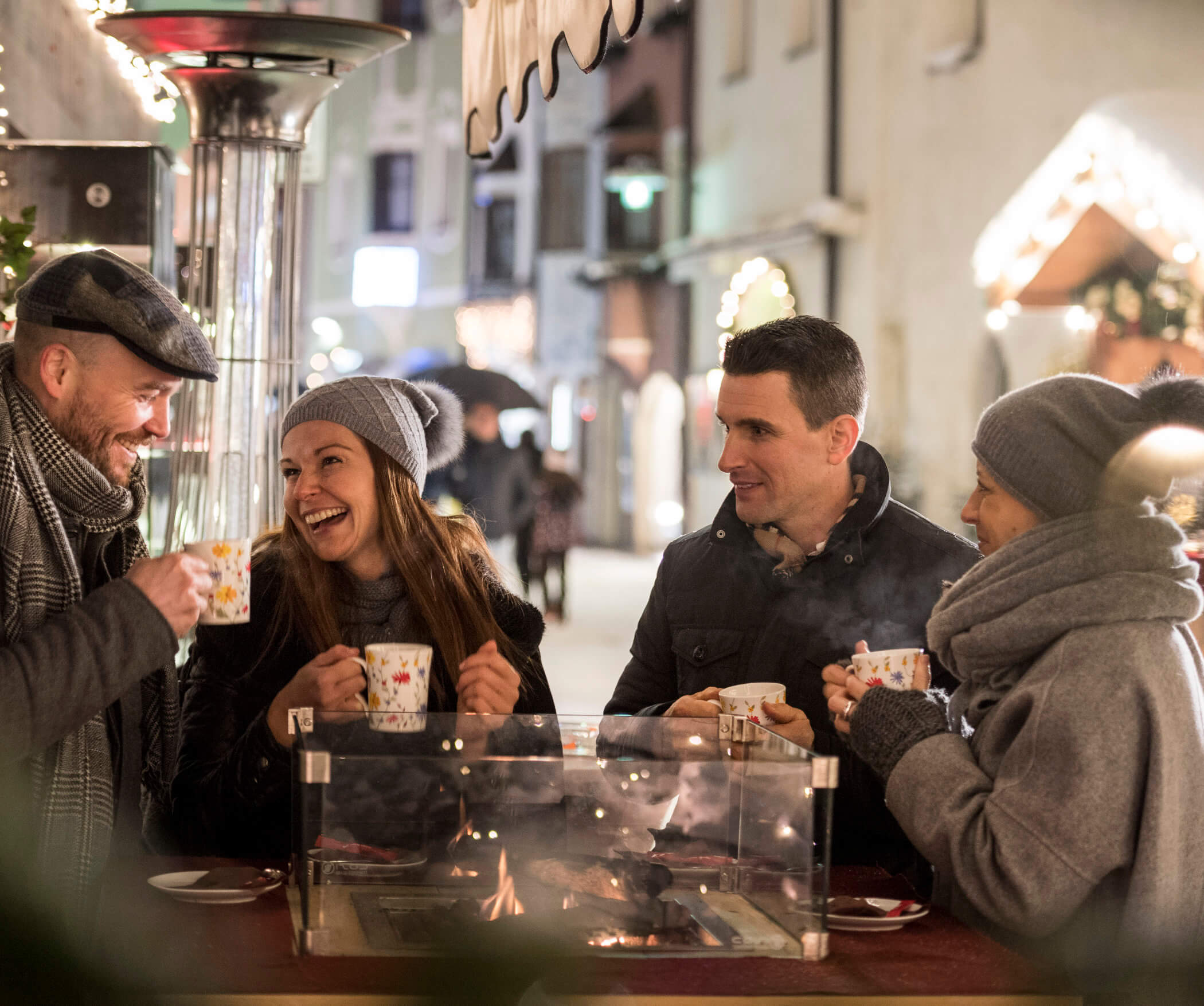 Glühwein trinken - Weihnachtsmarkt Sterzing