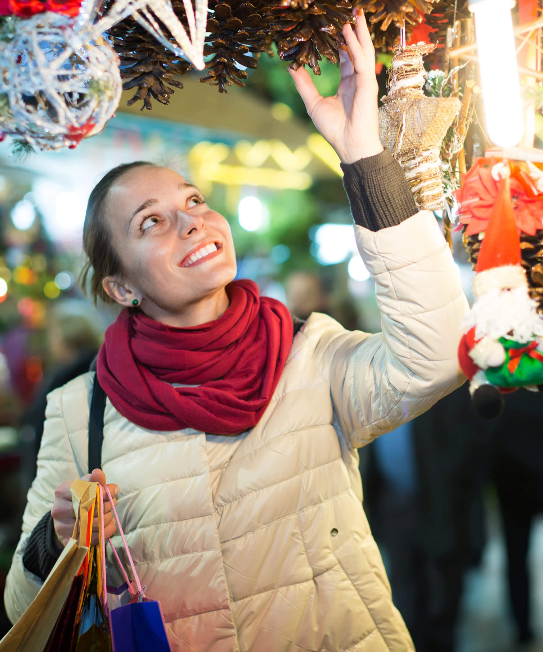 Frau auf dem Weihnachtsmarkt in Trient